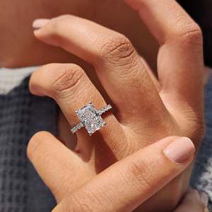Anillo de Diamantes con Corte Radiante en Engaste Pavé - Product Image 6