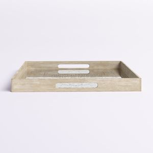 Plateau en bois fait main de couleur beige naturel avec forme rectangulaire élégante et bords texturés idéal pour servir et décorer - Product Image 4