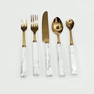 Ensemble de couverts élégant en métal sans danger pour les aliments avec revêtement en or PVD à poignée en émail blanc pour la maison et les ensembles de couverts de vaisselle de mariage - Product Image 4