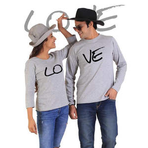 Camiseta Gris de Manga Larga con Estampado de Pareja LOVE - Acogedora y Romántica, Certificada OEKO-TEX, 100% Algodón con Tecnología Direct-to-Fabric - Product Image 1