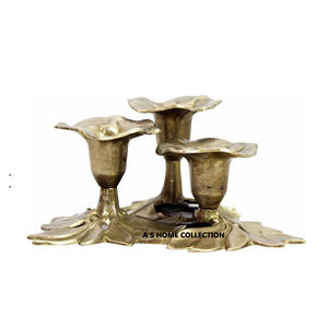 Portavelas con acabado dorado de Metal de aluminio de diseño frondoso, tarro de vela único de hormigón, perfecto para sala de estar con estilo - Product Image 1