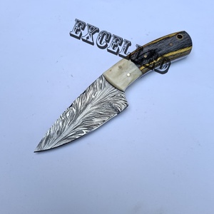 Cuchillo de Caza y Camping de Acero de Damasco con Patrón de Plumas Hecho a Mano, Hoja Fija con Mango de Hueso y Madera Pakka - Product Image 2