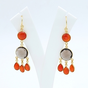 Boucles d'oreilles pendantes en laiton plaqué or 18 carats faites à la main, chalcédoine fumée |   Bijoux de mariage bohème tendance pour femmes |   Jaipur, Inde - Product Image 3