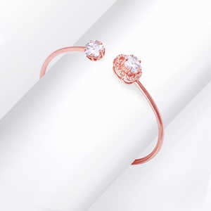 Pulsera de Oro Rosa con Diamantes y Perlas Diseñada para Expresiones de Estilo Espiritual y Elegante - Product Image 3