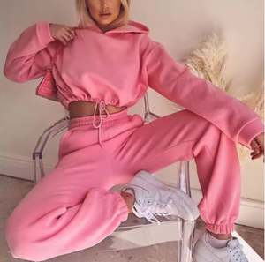 Sweat à capuche à manches longues en coton de haute qualité pour femmes Logo personnalisé Crop Top Streetwear avec capuche en position avant pour l'hiver - Product Image 1