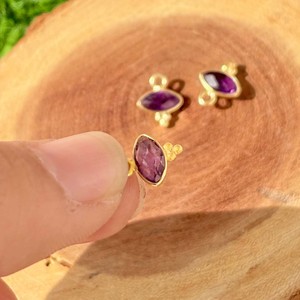 Colgante con Bisel de Amatista, Forma de Marquesa, Dije Delicado Chapado en Oro con Tres Piedras Rawa, Se Vende por Pieza - Product Image 3