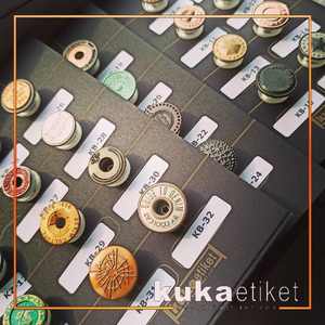 Bouton en métal poli durable brodé pour la production de vêtements, design moderne, meilleur choix pour les designers - Product Image 2