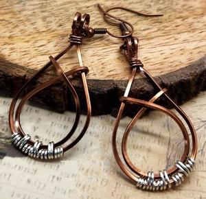 Belles boucles d'oreilles en cuivre oxydé pour filles avec des détails complexes faits à la main inspirés de la culture indienne traditionnelle - Product Image 4