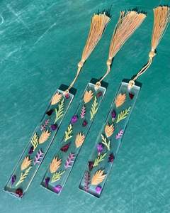 Marque-page décoratif Art Déco rond à franges en résine avec feuille d'or séchée gaufrée à la main - Product Image 4