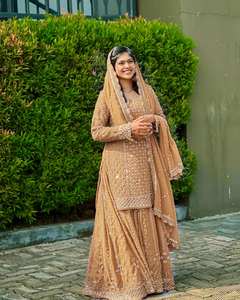 Salwar Kameez de Fiesta con Piel Sintética, Lentejuelas y Bordado Zari, Materiales Reciclados - Product Image 1