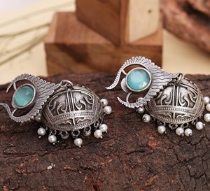 Pendientes Jhumka de Plata Oxidada Hechos a Mano con Piedra Verde, Joyería para Mujer - Product Image 3