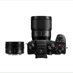 กล้องมิเรอร์เลสฟูลเฟรม 24.2MP พร้อมเลนส์ซูม 18-40 มม. และ 50 มม. บันทึกวิดีโอ 4K 60P จอภาพมุมมองกว้าง ฟรีแองเกิล มอนิเตอร์ ไลฟ์วิว ฟินเดอร์ CMOS - Product Image 1