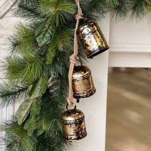 Campana colgante para árbol de Navidad, adorno de Metal, decoración navideña de estilo Vintage para el hogar y celebraciones de temporada - Product Image 1