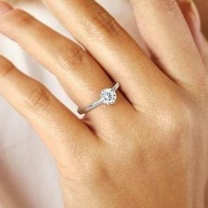 Bague en diamant de laboratoire rond en or blanc massif 10K certifié IGI couleur F VS1 clarté fabrication de bijoux de fiançailles - Product Image 3