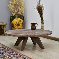 Table basse en bois portable traditionnelle pour salon urbain, améliorant l'intérieur avec une finition naturelle et respectueuse de l'environnement