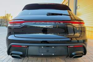 Porsche Macan 2022 en parfait état, environ 5 900 milles, moteur 4 cylindres turbo, transmission intégrale, pack Premium Plus - Product Image 5