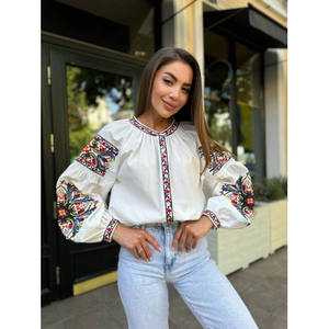 Blusa ucraniana de calidad superior Camisa Patrón sólido Material de alta calidad Hecho Blusa ucraniana de último diseño a la venta - Product Image 1