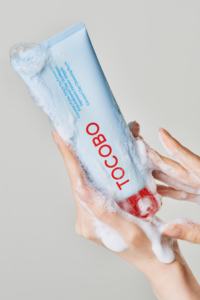 Espuma Limpiadora de Arcilla de Coco TOCOBO, Limpiador Vegano de Baja Irritación para una Limpieza Profunda de los Poros, Eliminación de Sebo y Acabado Hidratante - Product Image 3