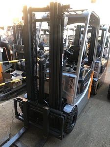 Montacargas Eléctrico Serie H2000 con Mástil de 3 Etapas, Neumáticos Sólidos, Operación con Asiento, Uso en Interiores, Planta de Fabricación - Product Image 4