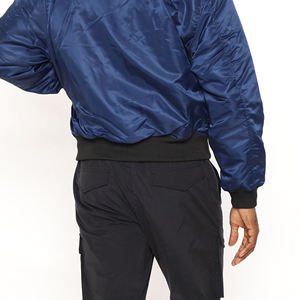 Blouson aviateur en satin de soie pour hommes de haute qualité à col montant avec logo avant design matelassé - Product Image 5