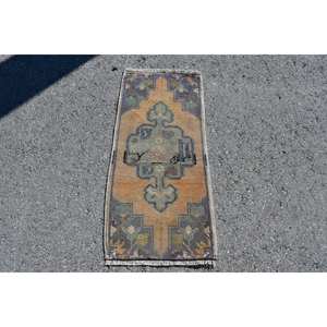 Alfombra tradicional de lana de retazos naranja y azul, alfombra turca de 1,5x3,3 pies para decoraciones de sala de estar para adolescentes con respaldo de látex - Product Image 1