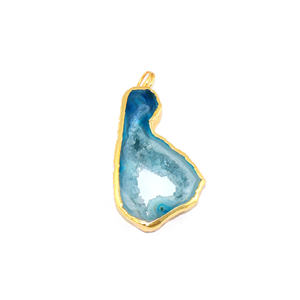 Pendentif en laiton plaqué or, forme irrégulière, géode bleue druzy, mode contemporaine, bijoux tendance pour femmes, vente en gros - Product Image 1