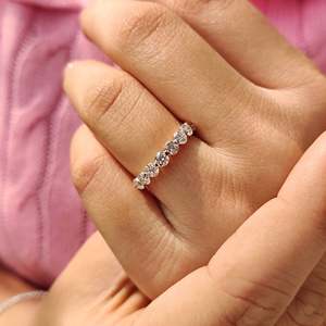 Anillo de Boda con Diamantes de Corte Redondo VS Clarity y Engaste Compartido, en Oro Amarillo Fino de 10k con Tecnología de Engaste para Promesas y Regalos - Product Image 5