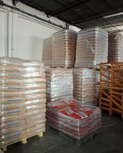 Pellets de madera de primera calidad para soluciones de energía verde y brillo de calefacción ecológico. - Product Image 1
