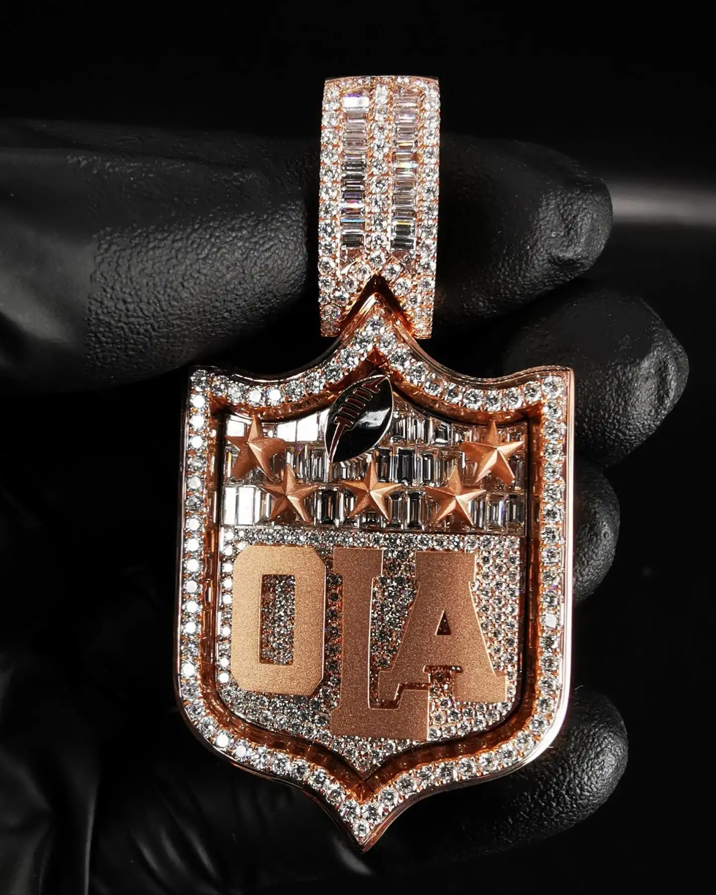 Tùy chỉnh hip hop Iced ra "Ola" thư Mặt dây chuyền, hình dạng lá chắn Rose Gold Tone Iced ra moissanite kim cương mặt dây chuyền quà tặng cho nam giới của