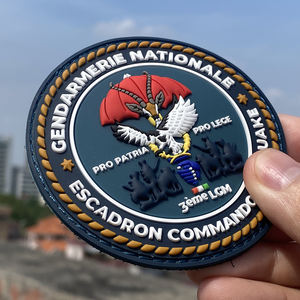 Écusson en caoutchouc PVC personnalisé en forme de cœur, écologique, en relief 3D, durable, badge rond pour uniformes - Product Image 4