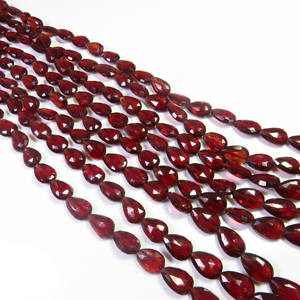 Cuentas de granate rojo natural de Mozambique de 7x5-10x7 mm, cuentas facetadas en forma de pera, hilo de 4 pulgadas, granate africano para joyería. - Product Image 1