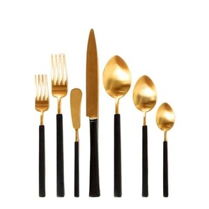 Ensemble de couverts élégants plaqués or Ensemble de couverts en acier inoxydable avec manche en résine noire Ensemble d'ustensiles de cuisine moderne pour la salle à manger - Product Image 1