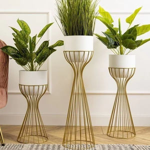 Jardinière en métal décorative, parfaite pour les arrangements floraux intérieurs et extérieurs et les présentations saisonnières - Product Image 1