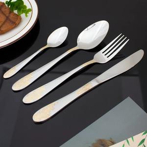 Juego de Cubiertos Minimalista con Acabado Plateado y Detalles Dorados, Acero Inoxidable para Cenas en Casa, Comidas Formales y Eventos, de la India - Product Image 3