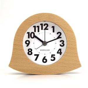 Reloj de madera que refleja una elección de estilo de vida centrada en la calidad y la estética, la superficie de madera lisa resalta la artesanía experta. - Product Image 5