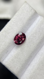 พลอยโรโดไลต์การ์เนตธรรมชาติทรงรีขนาด 9x7 มม. คุณภาพสีเยี่ยม น้ำหนัก 2.71 กะรัต ผ่านการตรวจสอบด้วยลูเป้ - Product Image 4