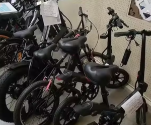 MEILLEURES VENTES BEE 2024 74V 12.5KW MOTEUR CENTRAL À CHARBONS 55AH 61-80km/h MOTO TOUT-TERRAIN ÉLECTRIQUE - Product Image 1