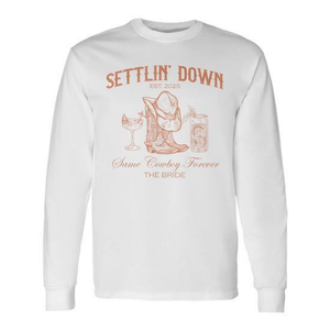T-Shirt a Maniche Lunghe da Sposa Western 2025 'Settlin Down Same Cowboy Forever' - Maglietta Promozionale - Product Image 2