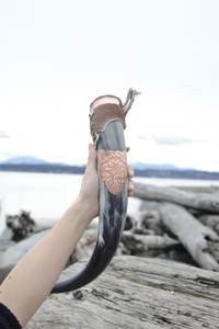 Corne à boire de buffle de qualité supérieure avec support en cuir et corne à boire faite à la main en laiton 14 à 18 pouces cadeau fait main pour lui - Product Image 2