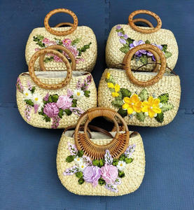 Petit sac triangulaire en jacinthe d'eau fait à la main, écologique, tissé, sac de plage, sac de voyage pour femmes - Product Image 1