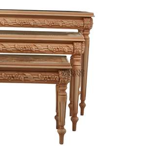 Ensemble de tables gigognes classiques en bois avec plateau décoratif peint et détails sculptés pour salons élégants et décoration intérieure - Product Image 3