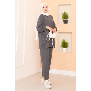 Conjunto Casual de Dos Piezas Oysho, Pantalones Cortos Acampanados con Abertura Asimétrica y Detalle de Emblema, Traje Gris - Product Image 4
