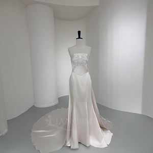 Vestido de Novia Moderno Brillante con Cuello Barco, Satén, Corte Sirena, Cola Capilla, Encaje y Flores de Cristal para NT121 - Product Image 1