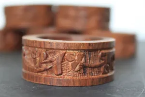 Rond de serviette en bois sculpté classique vintage rustique Cottage Core vaisselle en forme de feuille trèfles porte-serviettes pour les fêtes de mariage - Product Image 5