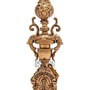 Lámpara de mesa ornamentada de latón antiguo con brazo curvo de base decorativa y pantalla de flores de vidrio esmerilado para interiores de lujo - Product Image 3