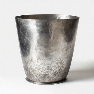 Jardinière argentée au crépuscule avec forme arrondie classique et texture martelée audacieuse idéale pour les maisons de créateurs et les vitrines organisées - Product Image 4