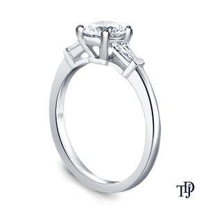 Anillo de Compromiso de Oro de 14K con Piedras Laterales de Corte Baguette y Diamante Central (Natural) Fabricante Mayorista y Minorista OEM - Product Image 3