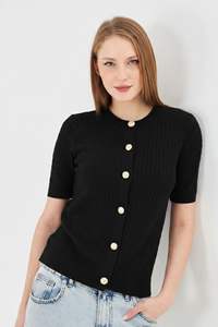 เสื้อคาร์ดิแกนแขนสั้นผู้หญิง ดีไซน์หรูหรา สวมใส่สบาย ระบายอากาศได้ดี ผ้าถักลายริบ ทรงเข้ารูป ติดกระดุม  เสื้อถักสำหรับฤดูร้อน  ทันสมัยสำหรับสุภาพสตรี - Product Image 2