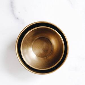 Ensemble de luxe de qualité de 2 bols en laiton avec finition en or brossé utilisé pour servir les nouilles et la décoration de Table à manger. - Product Image 3