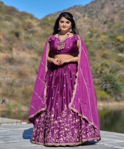 Lahenga Choli de Novia al por Mayor para Bodas con Bordado Lavisa y Blusa Chunni con Lentejuelas y Espejos - Product Image 4